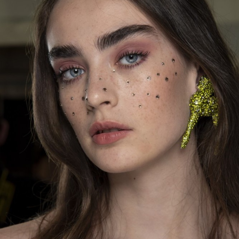  احدث موضة في خريف 2019 ترتكز على تطبيق مكياج أساسه حبيبات الكريستال على الوجه