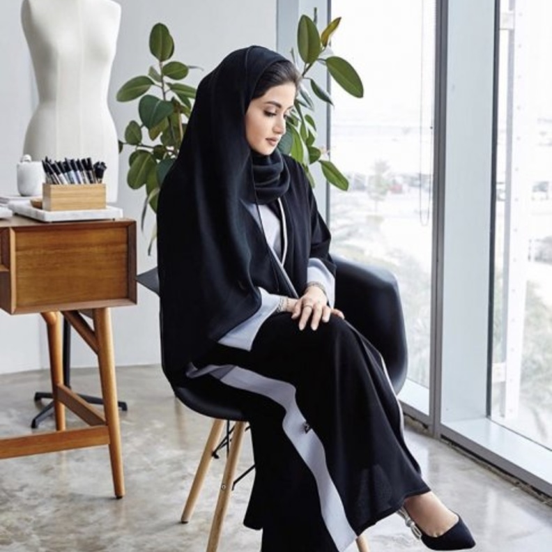 عبايه أنيقة من تصميم ساره المدني