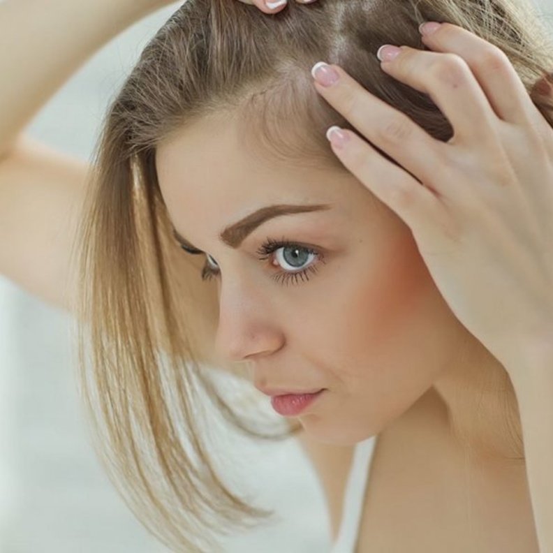 عالجي شعرك المتقصف بعد تعرضه لعوامل خارجية