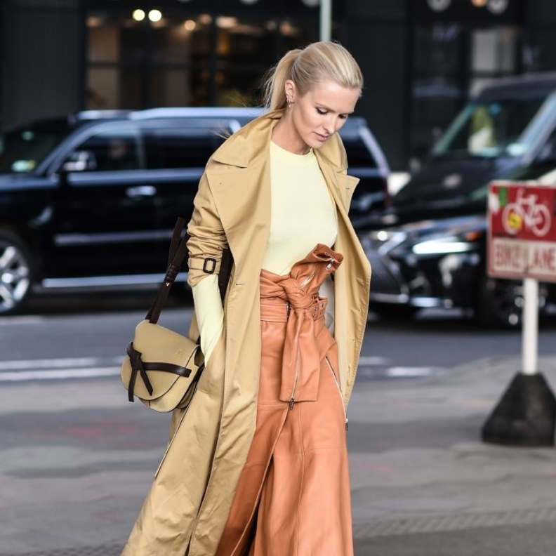 اعتمدي الترانشكوت البيج مع مختلف الاطلالات