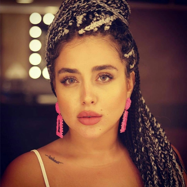 نسرين طافس اطلت مؤخرا ب الضفائر الافريقية