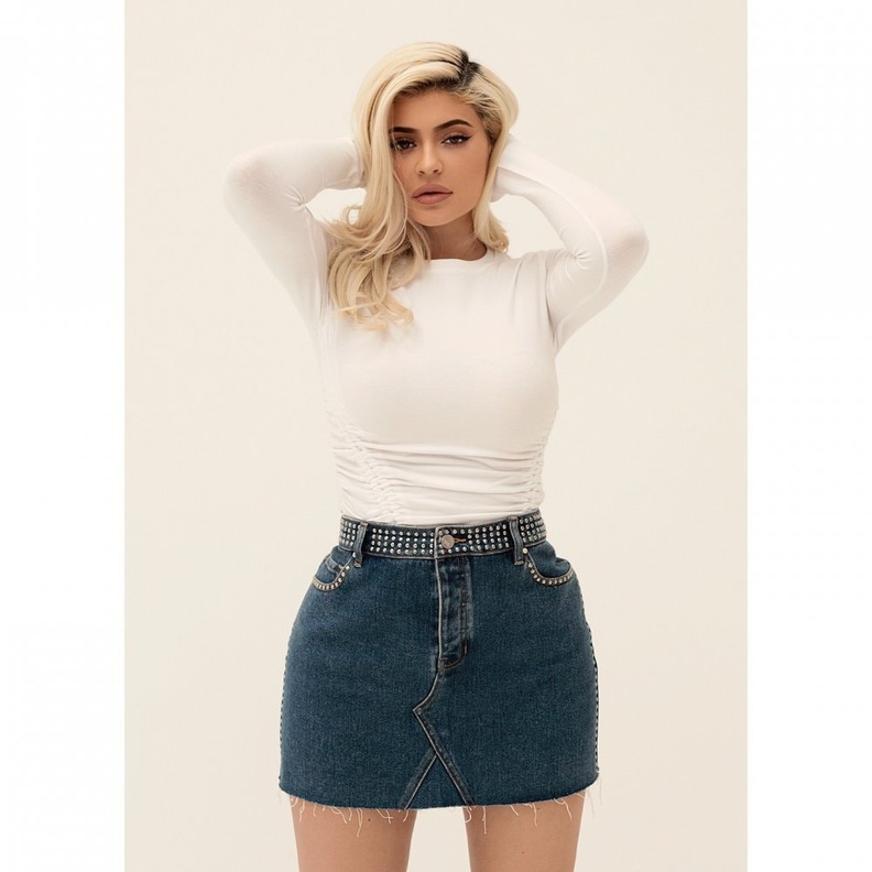 اطلالات كايلي جينير بموضة تنانير جينز قصيرة