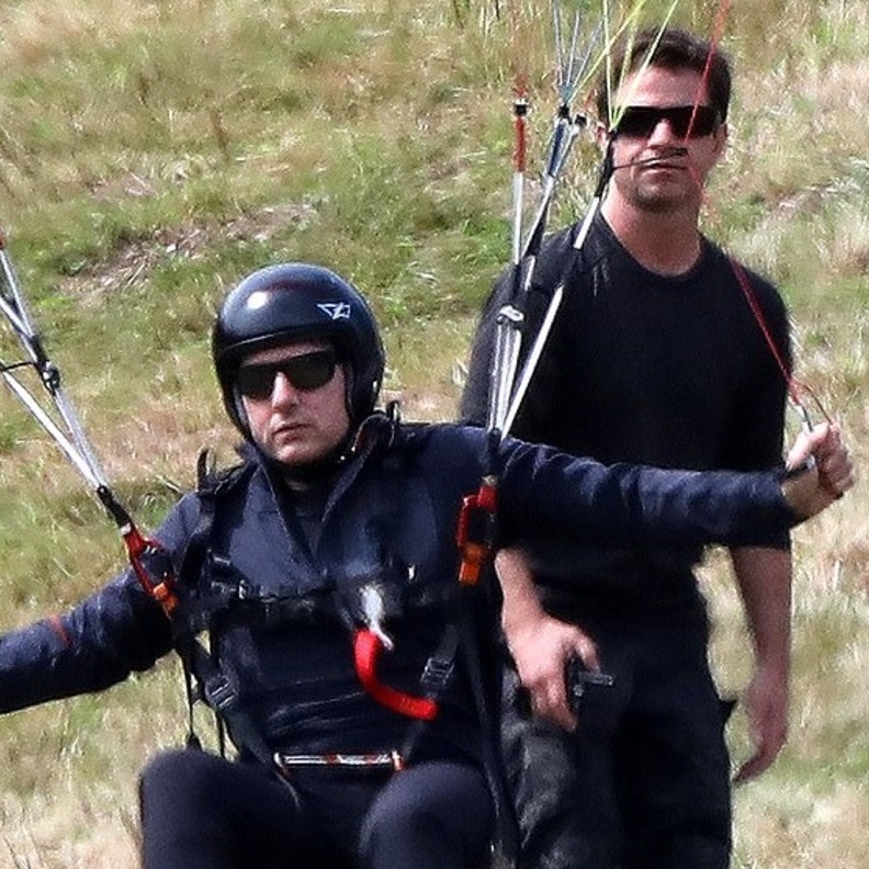  توم كروز يتعلم القفز بالمظلات