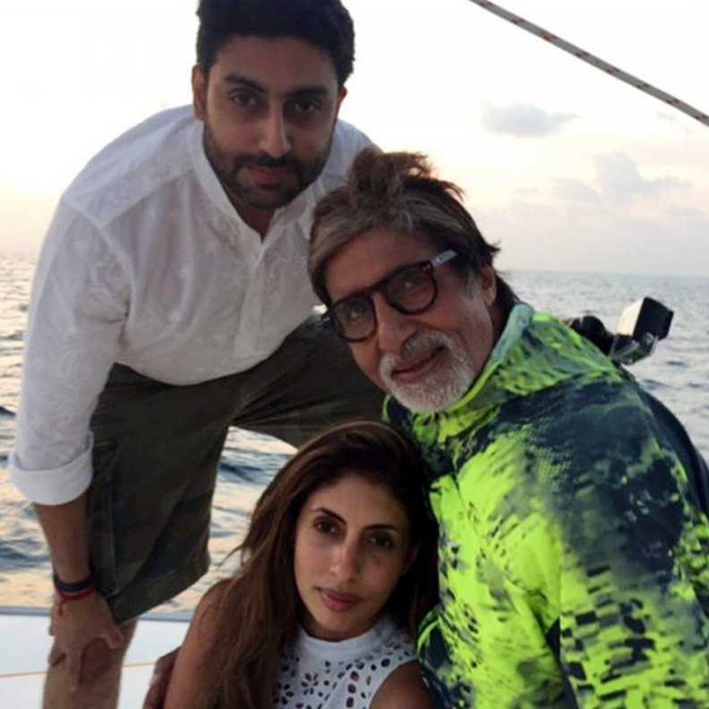 أميتاب باتشان مع ابنه أبهشيك وابنته