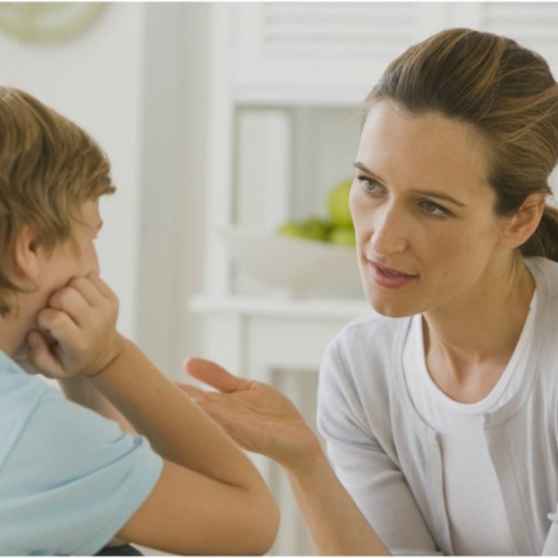 كيف تربي الأم طفلها على إحترام المرأة وتقديرها 