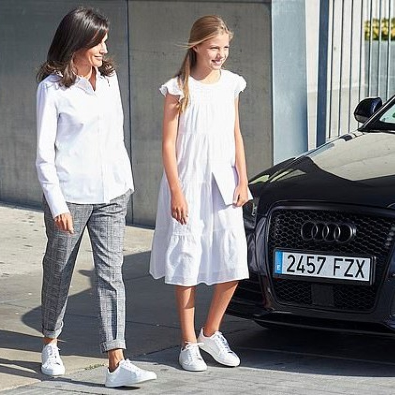 إختارت فستاناً باللونين الأبيض والزهري من تصميم Adolfo Domínguez