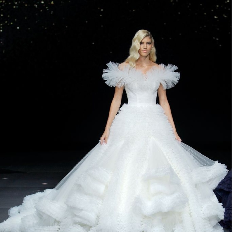 فساتين زفاف طبقات كشكش للعروس من مجموعة Carolina Herrera