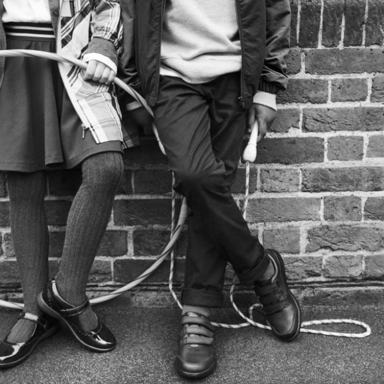 كلاركس تطلق حملة لجمع الأحذية المستعملة في دبي لمساعدة مؤسسة "سولز فور سولز" في محاربة الفقر على مستوى العالم