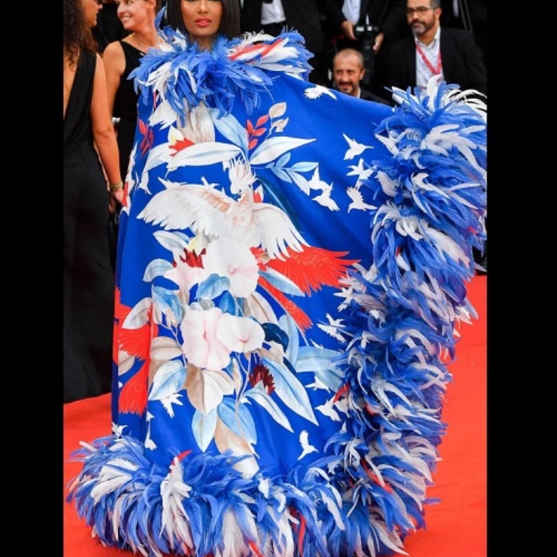 العارضة إيمان بإطلالة ملفتة للأنظار خلال افتتاح مهرجان البندقية السينمائي 