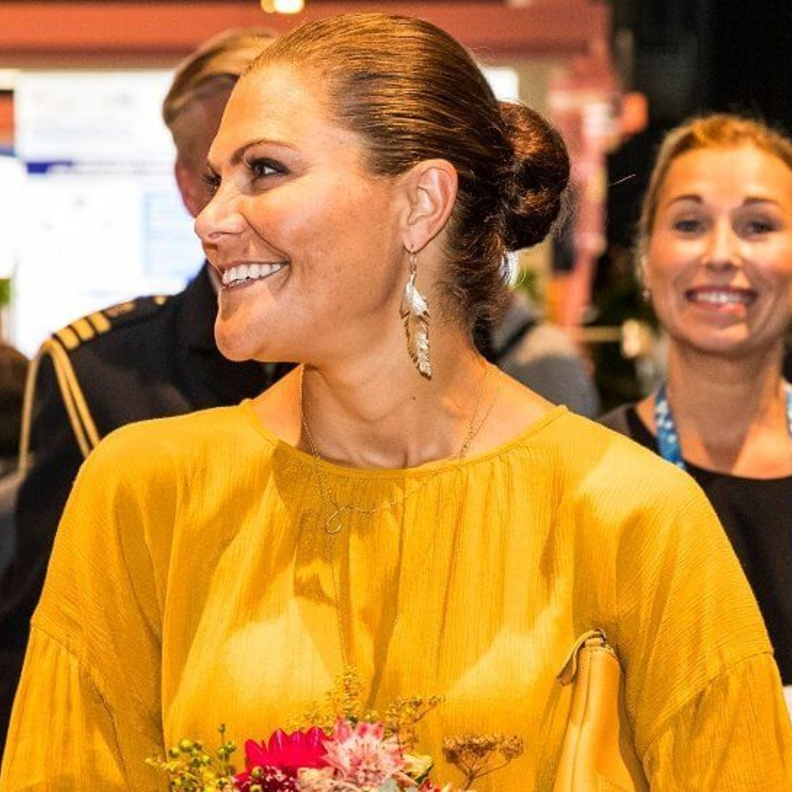  الأميرة فيكتوريا ظهرت بإطلالة عصرية جديدة وأنيقة في الندوة