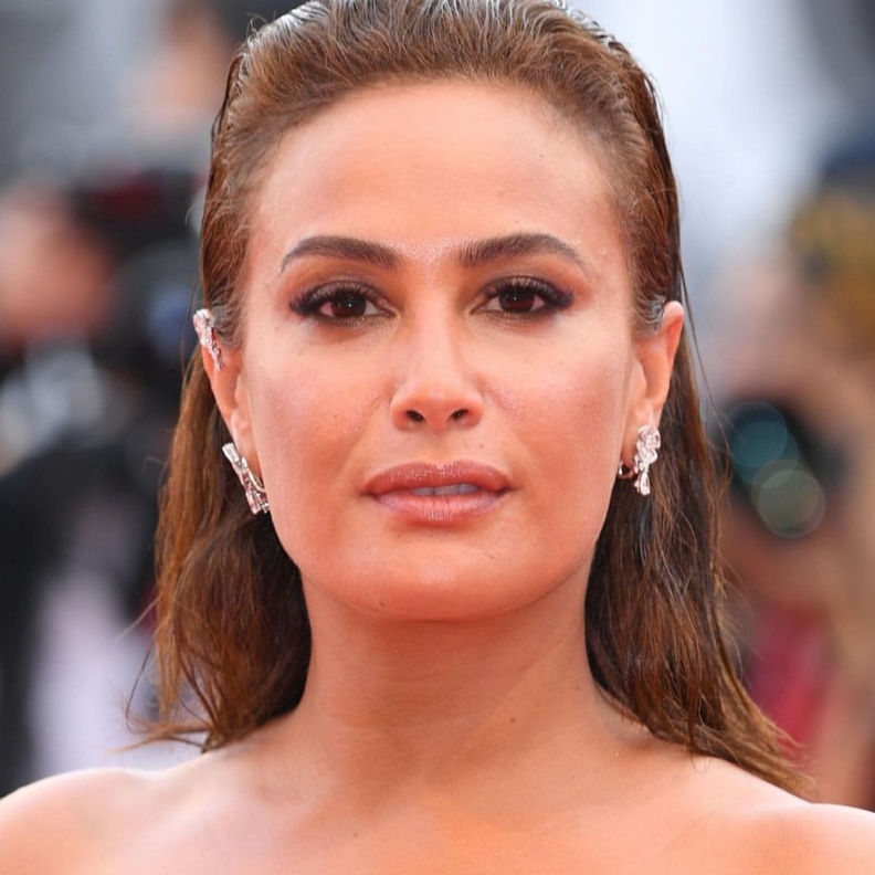  إطلالة Candice Swanepoelمع مع تسريحات الشعر المشدودة