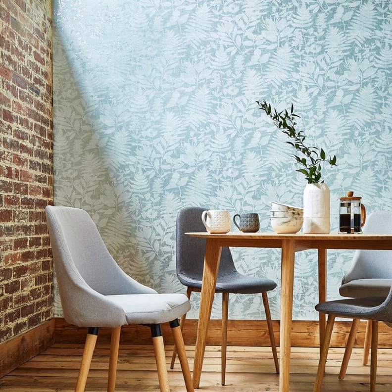 ‎⁨ورق جدران بالأسود والأبيض ينسجم مع ديكور غرفة الطعام 