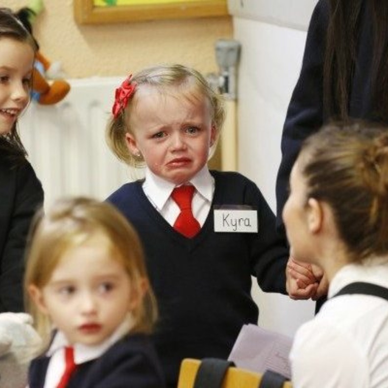 أسباب بكاء الطفل عند ذهابه إلى المدرسة وكيفية التغلب عليه