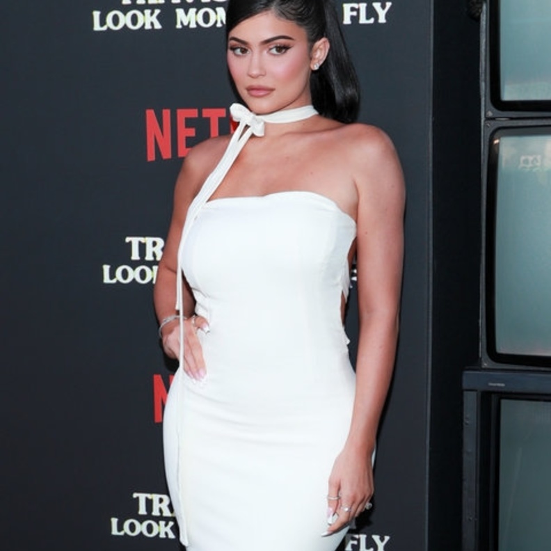  إطلالة ساحرة للنجمة سيرين عبدالنور بموضة الفستان الأبيض الفاخر مع طبقات التول