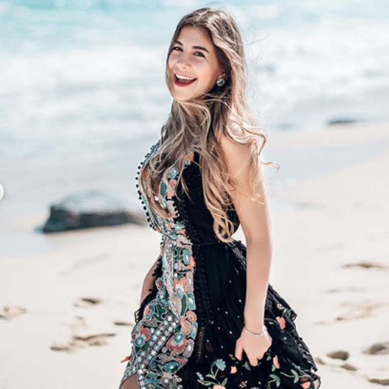 اختارت ملك قورة فستان قصير معرق