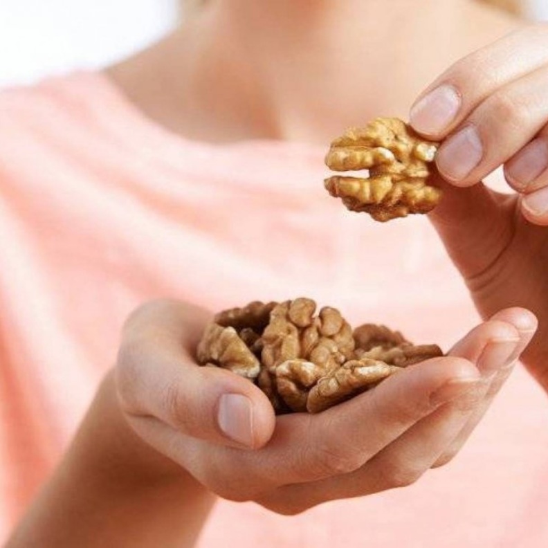 الجوز يقي من أمراض القلب