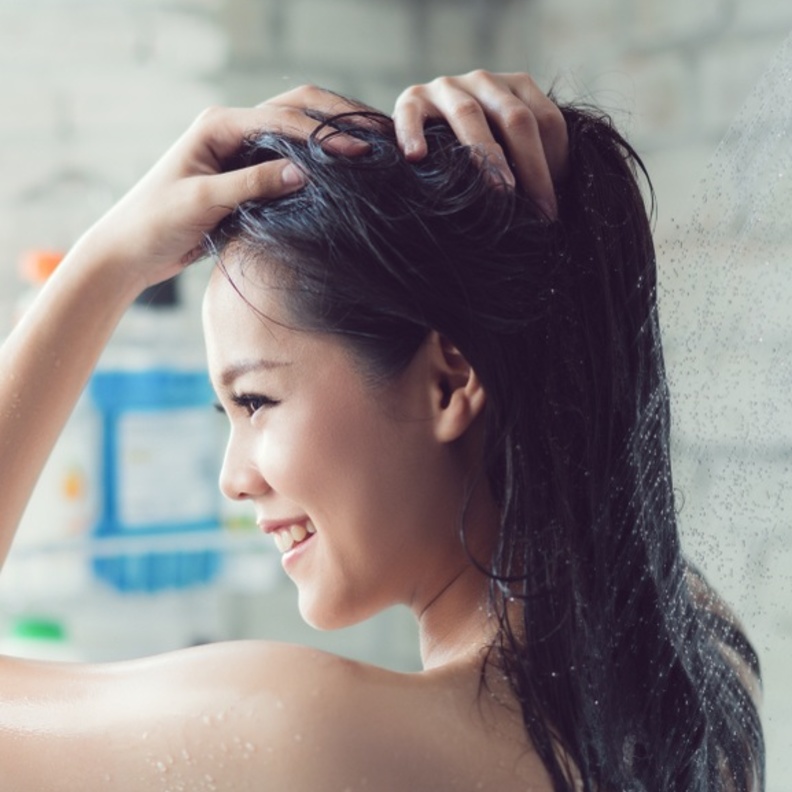 الملح يخلص فروة الرأس من القشرة