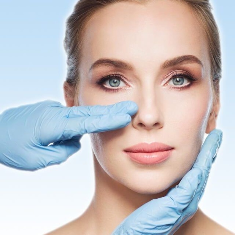 الفرق الرئيسي بين الأنف اللحمي والأنف العظمي هو سماكة جلد الأنف