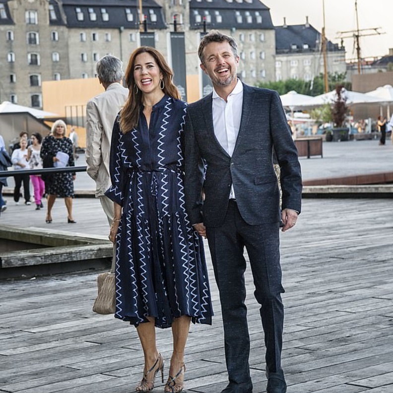 إطلالات أنيقة لولي عهد الدنمارك وزوجته