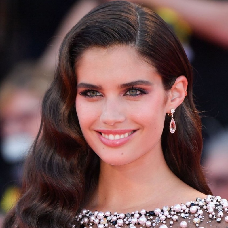 إطلالات جمالية جريئة وساحرة في مهرجان فينيسيا السينمائي 2019‏.