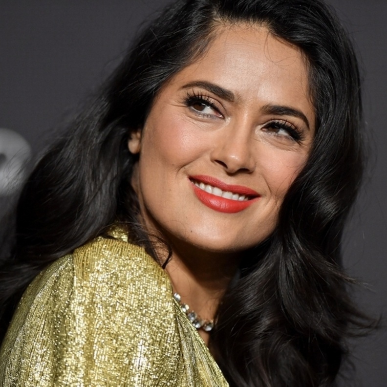 أحمر شفاه بارز على طريقة النجمة سلمى حايك