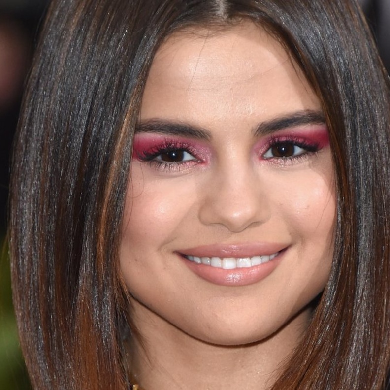 اعتمدي درجات اللون الوردي لإطلالة أنثوية