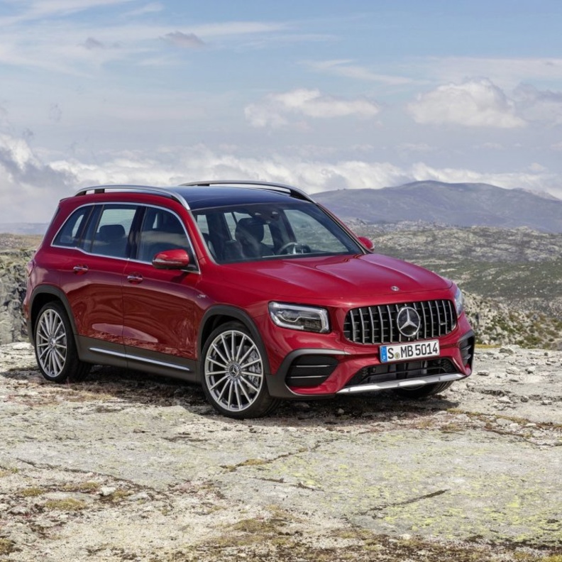 تأتي السيارة الجديدة بمحرك رباعي الأسطوانات معزز بشاحن تيربو ينتج قوة 302 حصاناً