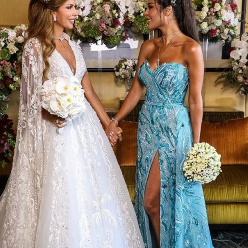 اعتمدت تسريحة شعر بشكل ذيل حصان مع أكسسوار رأس مرصع بالكريستالات