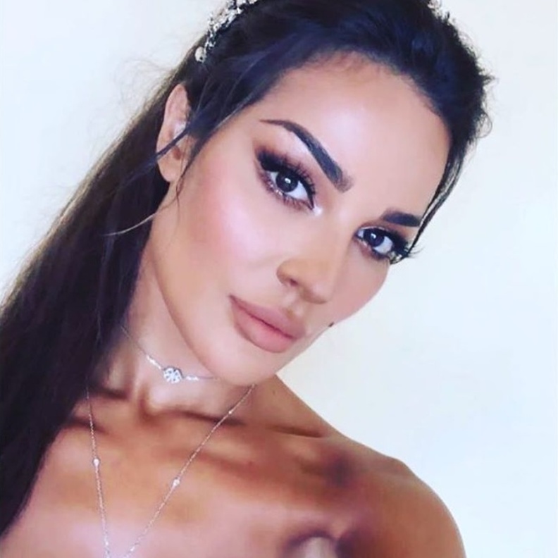 اطلالة جمالية ساطعة لنادين نجيم في زفاف صديقتها