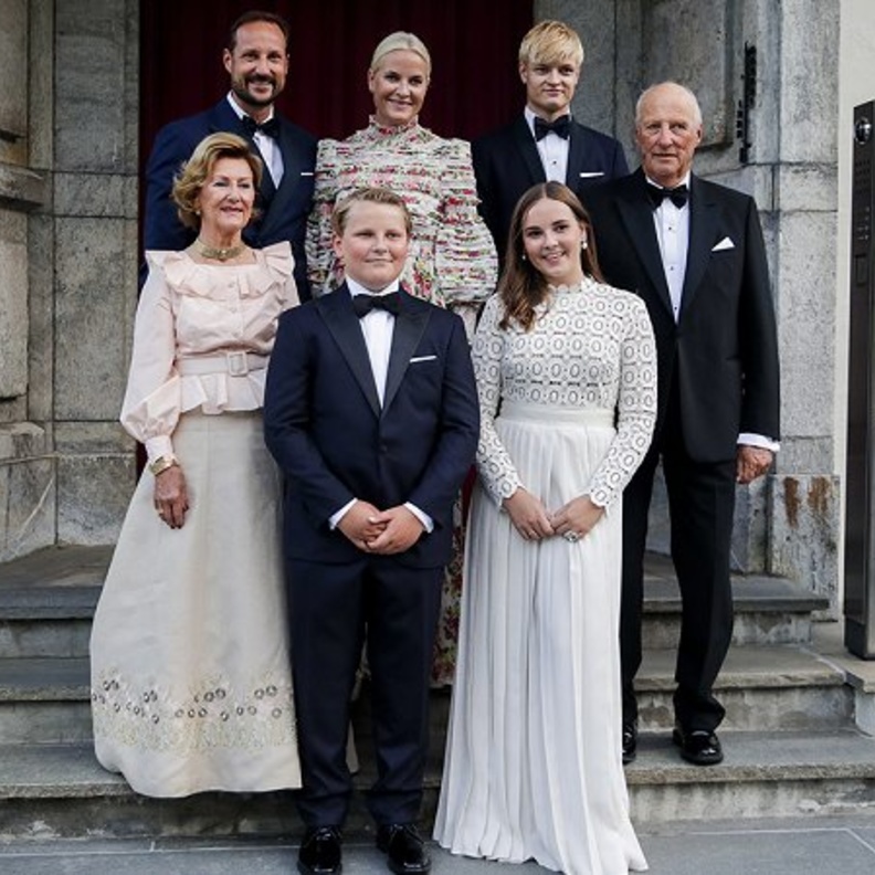  العائلة المالكة النرويجية تستضيف عشاء في قصر Skaugum