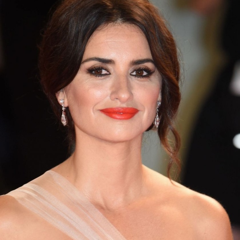 الجميلة ‏‎ Penelope Cruzاختارت تسريحات الشعر المرفوعة مع الخصل الجانبية