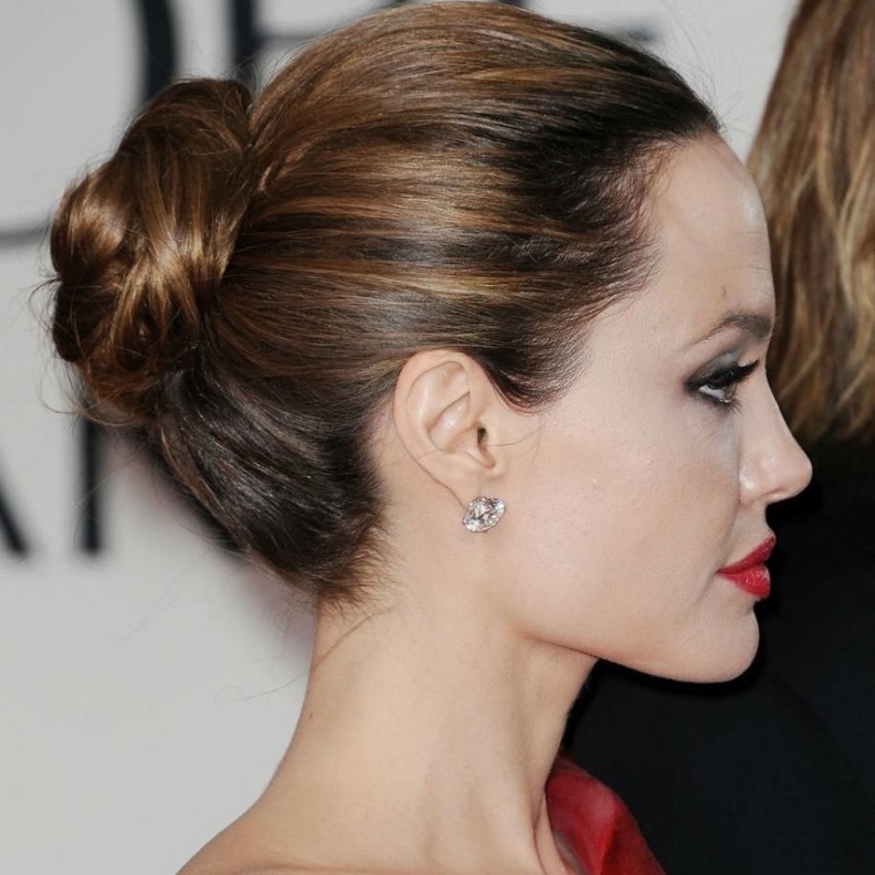 تسريحات عرايس طويلة للوجه المربع على طريقة انجلينا جولي