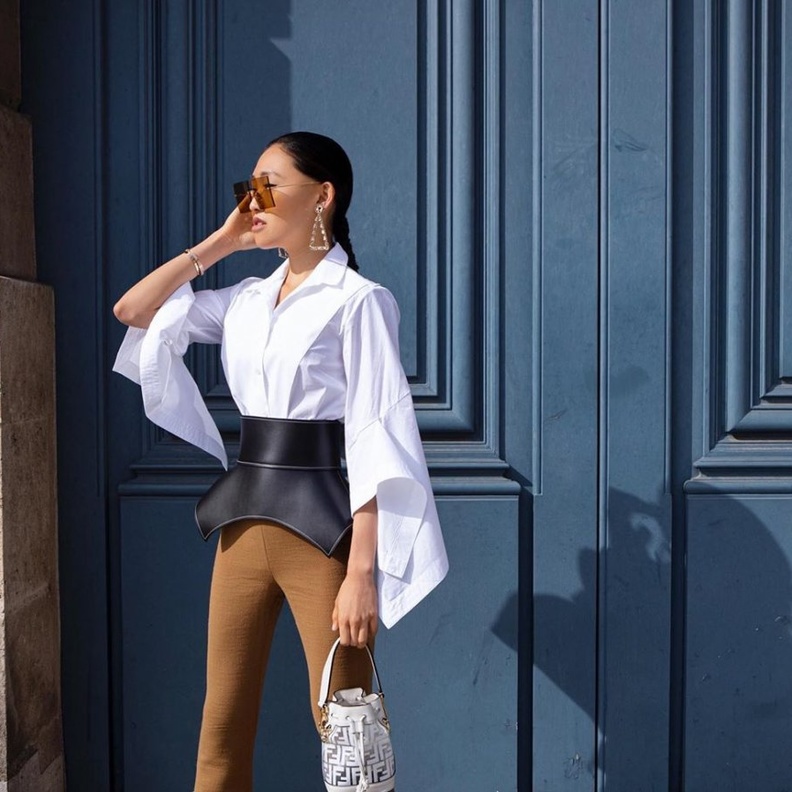 اضافة حزام عريض قصة peplum الى التنسيقات المينيمالية