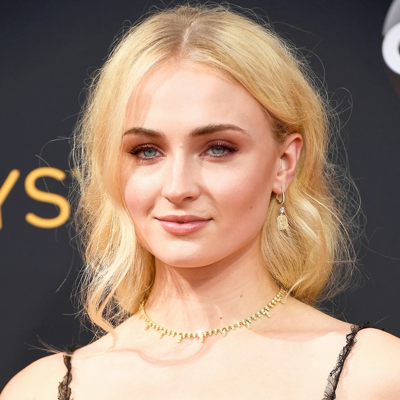 صوفي تيرنر اختارت أن تزين إطلالتها الأنيقة في حفل جوائز إيمي لعام 2016