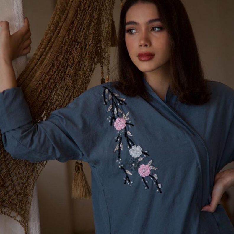 عباية قصة بليزر باللون الأخضر والأزرق وتفاصيل مطرزة على قصة جيب علوية