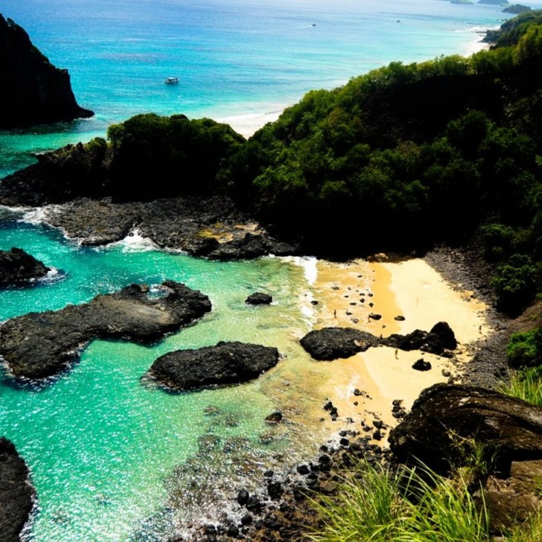 أرخبيل فرناندو دي نورونيا يضم 21 جزيرة