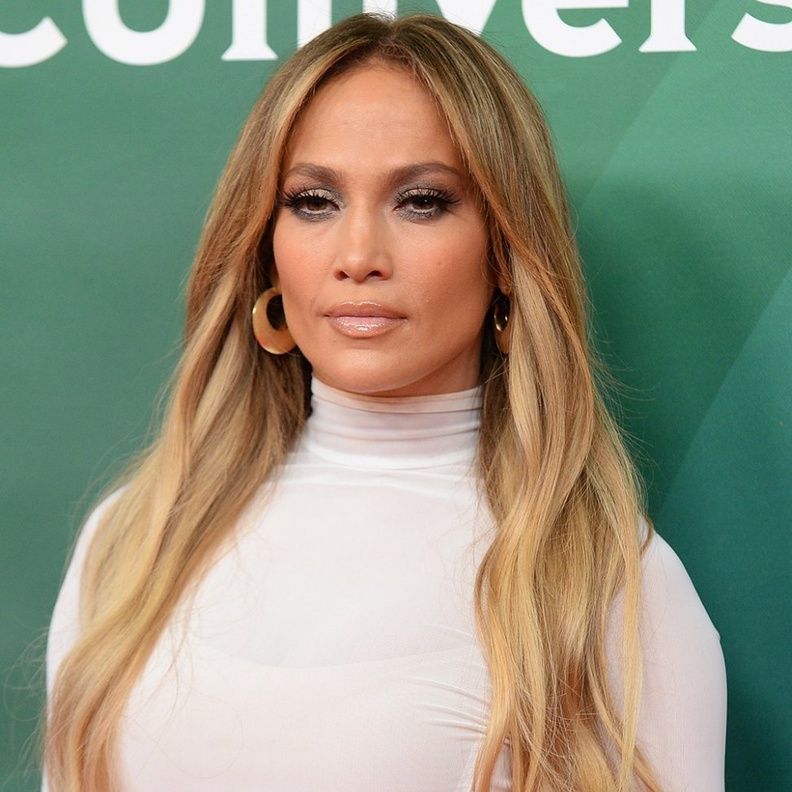 احدث تسريحات الشعر الطويل والساحر من وحي جنيفر لوبيز