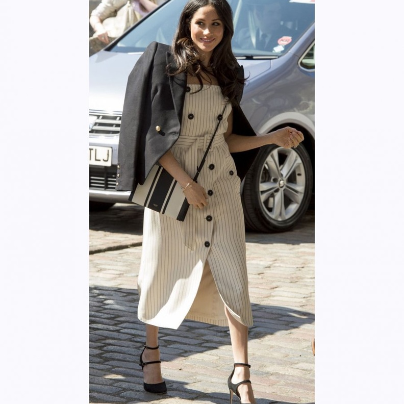 في اغسطس 2018 تألقت بهذا الحذاء من اكوازورا مع العقدة الخلفية