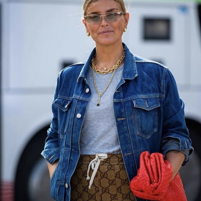 شنطة بوتيغا الجديدة تتصدر في اطلالات موضة الشارع 