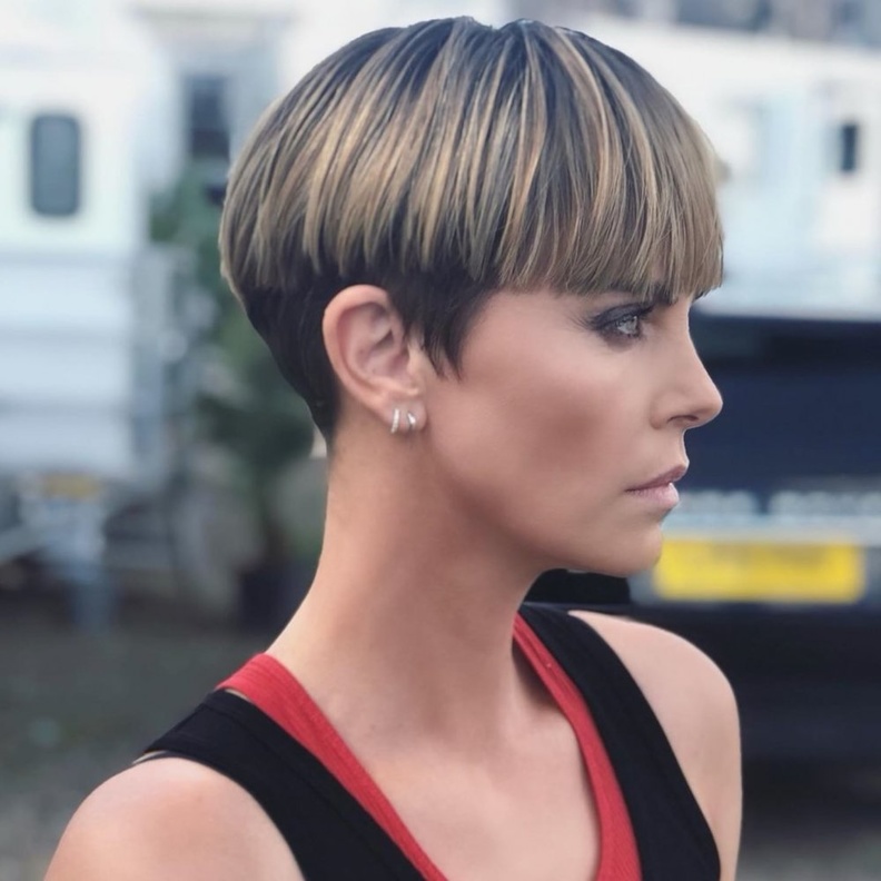 أجدد قصات بأسلوب الـ Bowl Cut بأسلوب النجمة شارليز ثيرون Charlize Theron