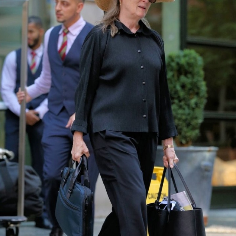 ميريل ستريب Meryl Streep تصل إلى نيويورك بعد مغادرتها مهرجان البندقية السينمائي