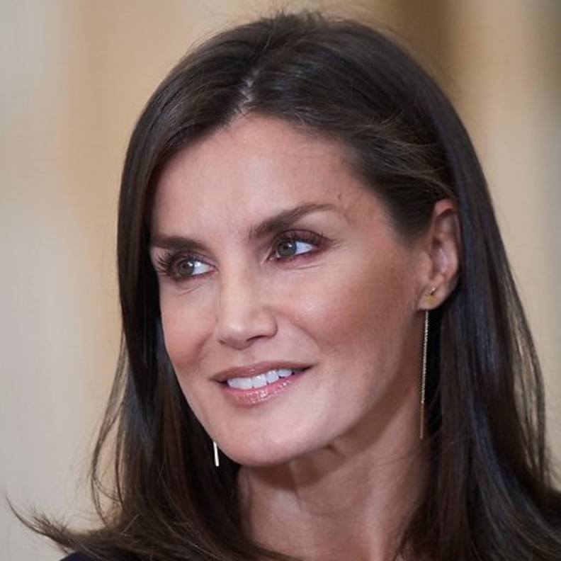 الملكة ليتيزيا اعتمدت نفس إطلالة السيدة الأولى للارجنتين... من بدت أجمل؟