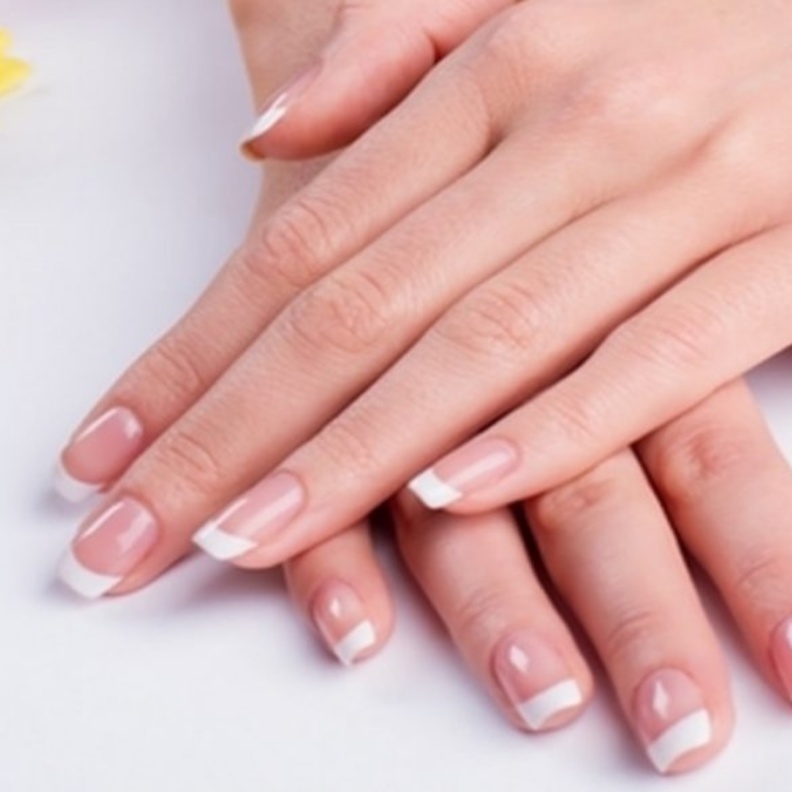 الحليب من المكونات الفعالة مع صفار البيض لمنع تكسر الاظافر