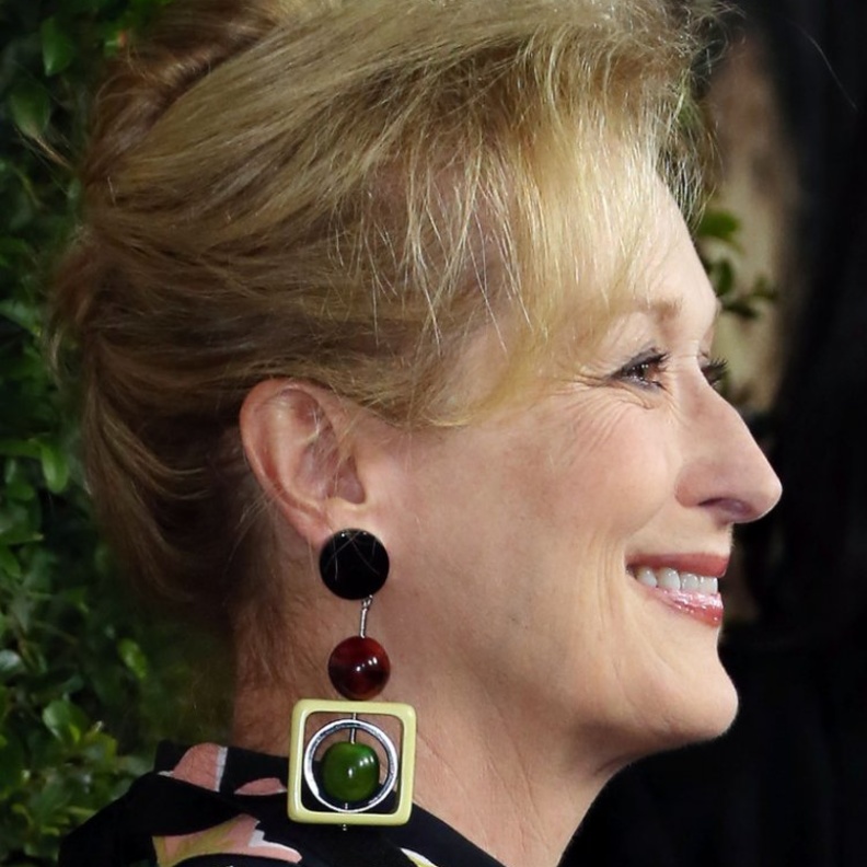 ميرل ستريب تزينت بزوج من الأقراط الملونة الجذابة من تصميم ماركة Marni