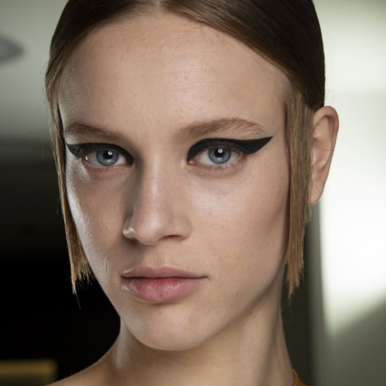  رسم الايلاينر العريض للعيون احدث موضة في خريف 2019 بخطوات عارضات Lutz Huelle