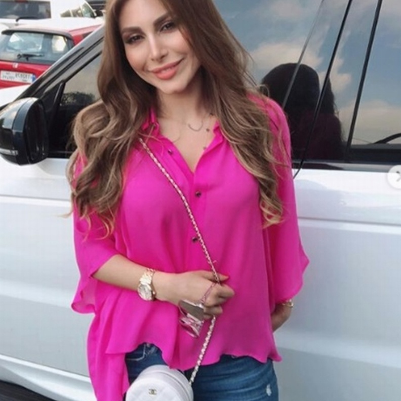 النجمة يارا لا تتخلى عن موضة الشنط الحمراء الصغيرة