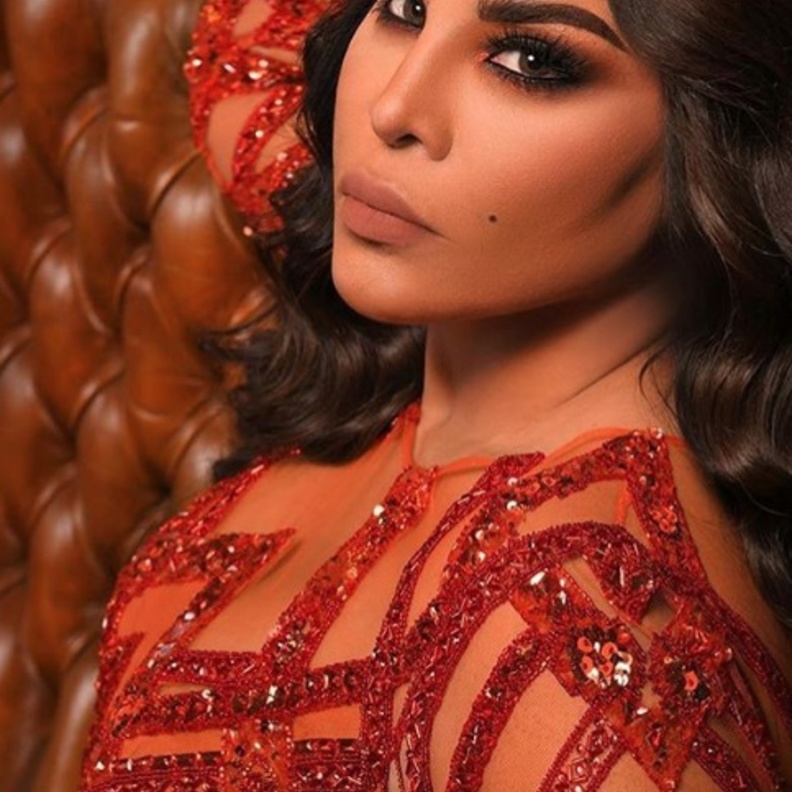 مكياج برونزي ناعم للنجمة نوال الزغبي في حفلات السعودية