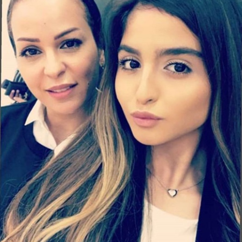 والدة حلا الترك مع اولادها