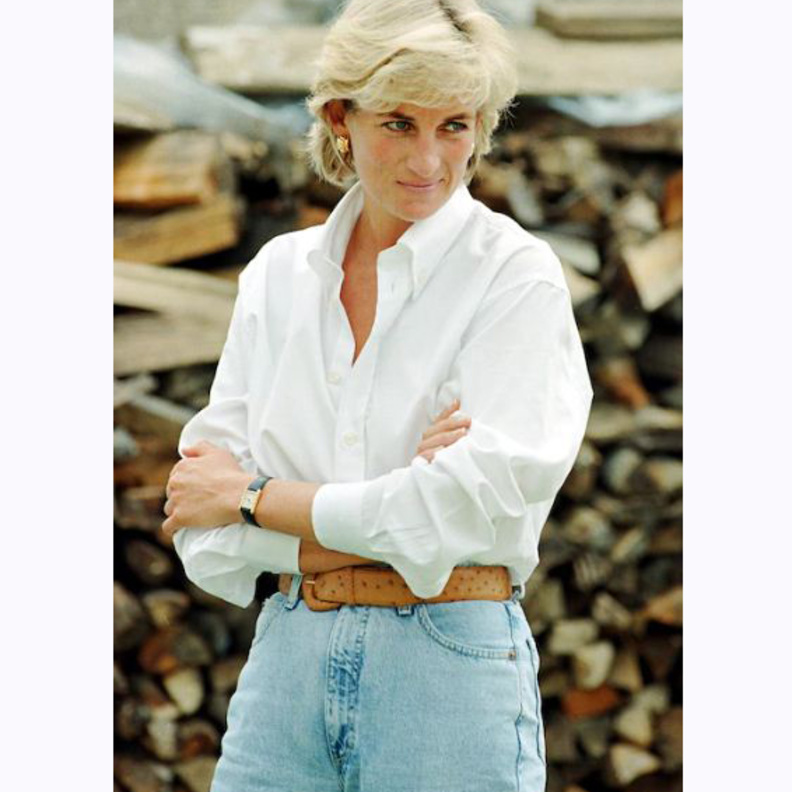 نسّقت الجينز الأبيض مع التي شيرت الاحمر والبلايزر