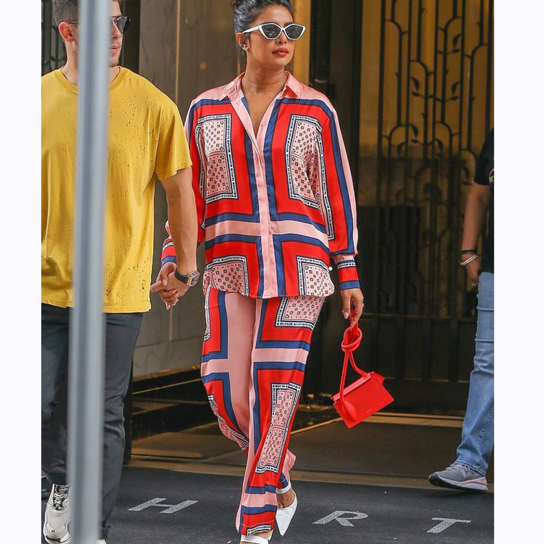 اختارت بريانكا شوبرا تصميم ملون مستوحى من البيجاما